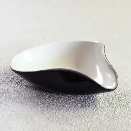 黒茶荷 大