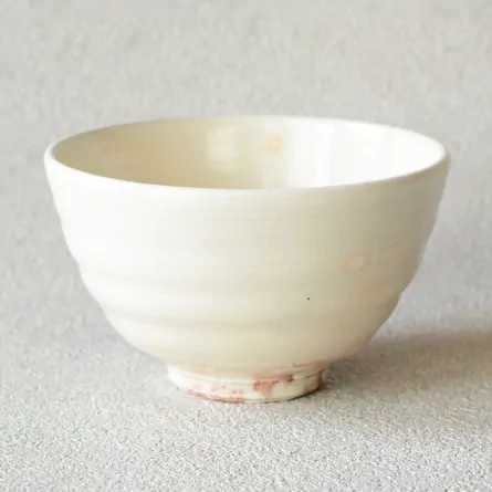 粉引茶碗　藤袴にアサギマダラ
