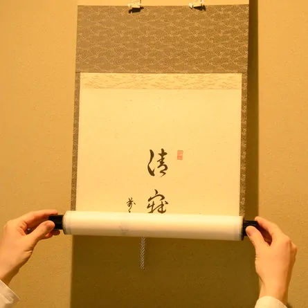 軸一行画賛 月に舟の図