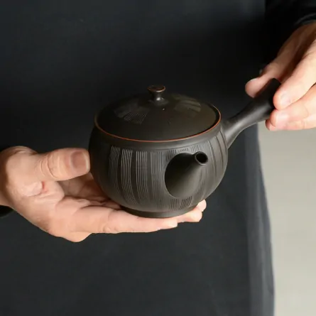 鯉江廣黒泥櫛目碗型急須