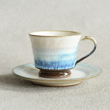塗り分けソーサーとカップ