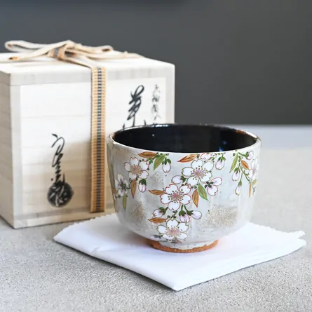 茶碗 灰釉掛分け枝垂桜絵