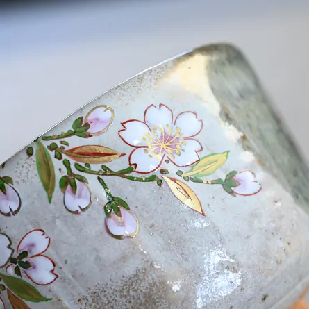 茶碗 灰釉掛分け枝垂桜絵 茶器＆茶道具 抹茶碗 - Sazen Tea