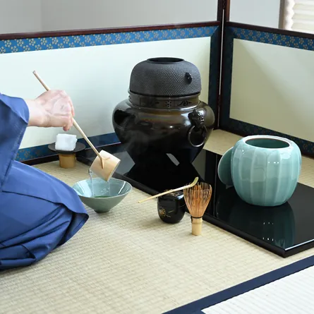青磁　蓮華彫水差し