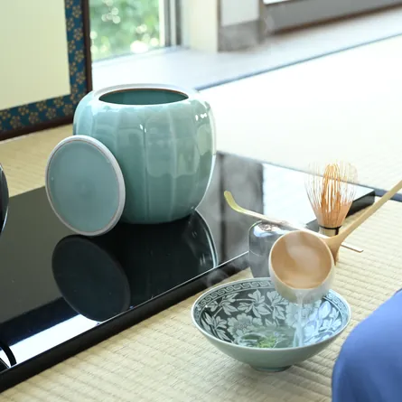 青磁　蓮華彫水差し