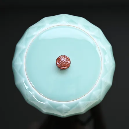 青磁　蓮華彫水差し