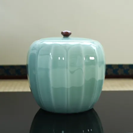 青磁　蓮華彫水差し