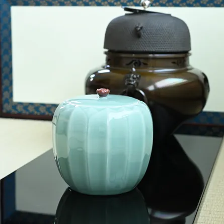 青磁　蓮華彫水差し