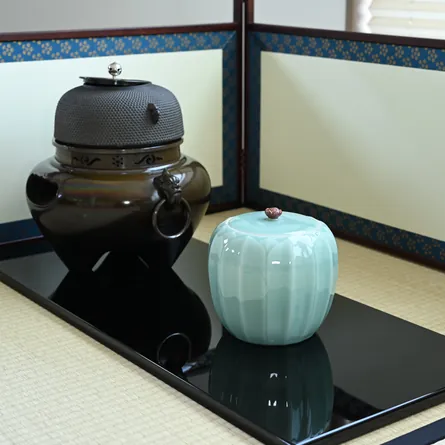 青磁　蓮華彫水差し