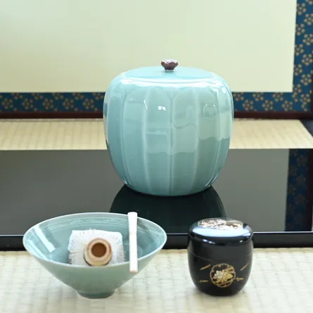 青磁　蓮華彫水差し