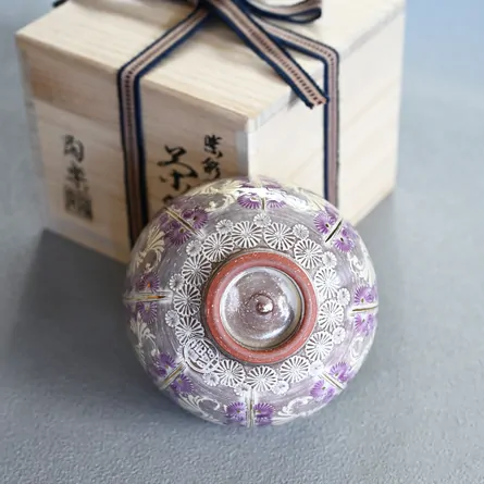 紫彩華紋茶碗