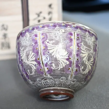 紫彩華紋茶碗