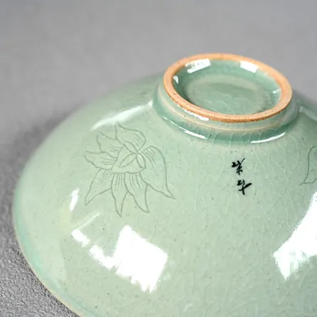 青磁雲鶴紋平茶碗