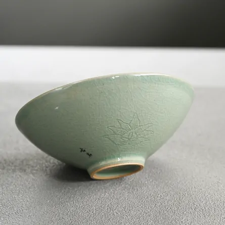 青磁雲鶴紋平茶碗