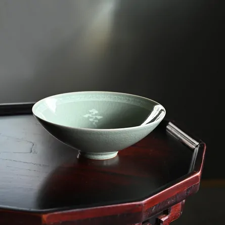 青磁雲鶴紋平茶碗