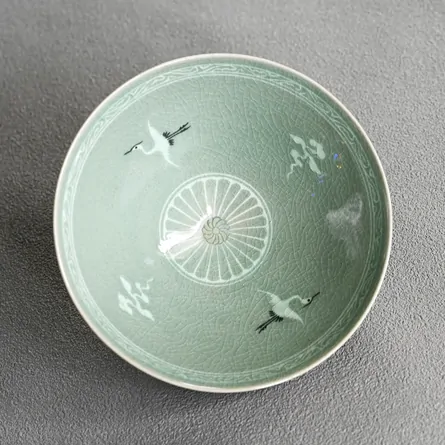 青磁雲鶴紋平茶碗