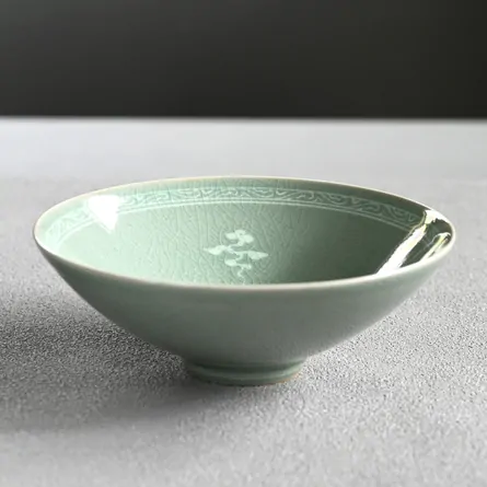 青磁雲鶴紋平茶碗