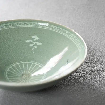 青磁雲鶴紋平茶碗
