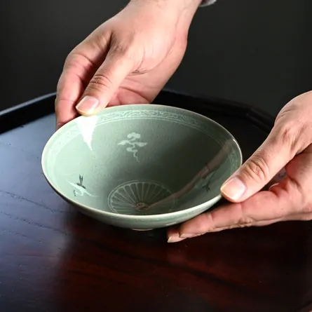 青磁雲鶴紋平茶碗