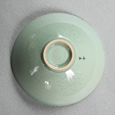 青磁雲鶴紋平茶碗