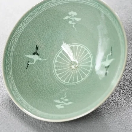 青磁雲鶴紋平茶碗