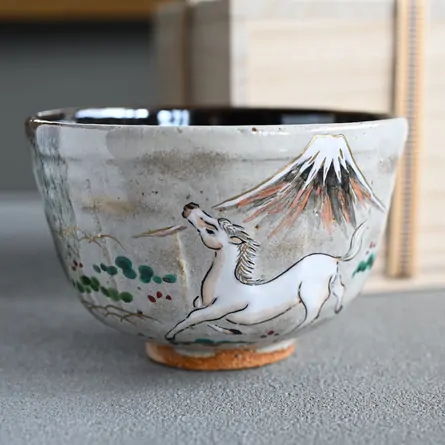 茶碗 灰釉掛分け白馬に富士山絵