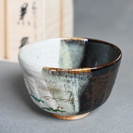 茶碗 灰釉掛分け白馬に富士山絵