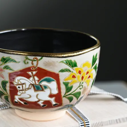 茶碗 乾山内黒 唐花に白馬