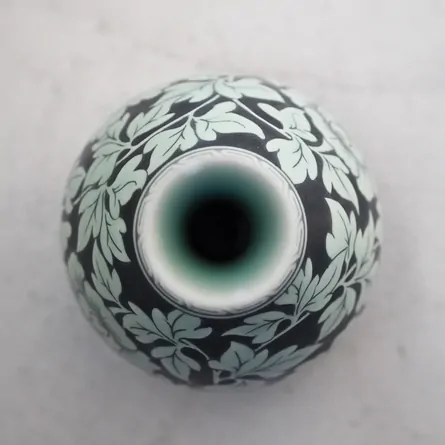 青磁牡丹紋酒瓶