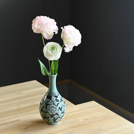 青磁牡丹紋酒瓶