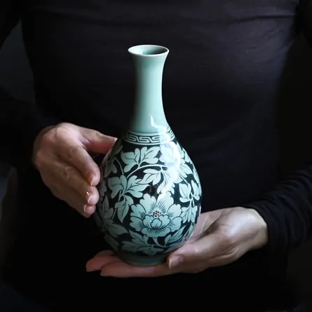 青磁牡丹紋酒瓶