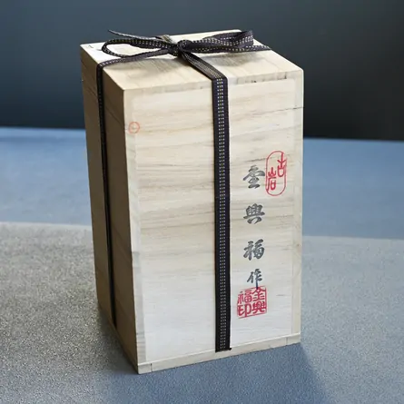 青磁牡丹紋酒瓶