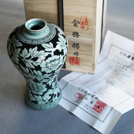 青磁牡丹紋梅瓶