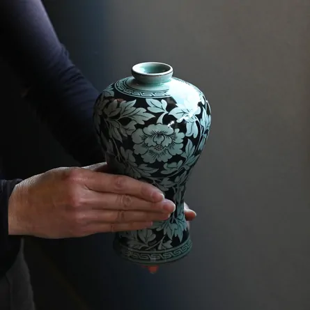 青磁牡丹紋梅瓶