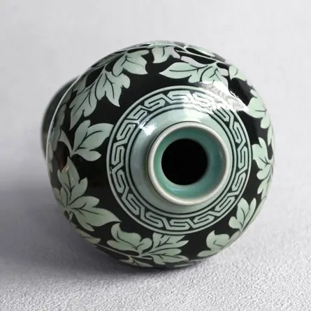 青磁牡丹紋梅瓶