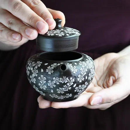 舜園 黒泥丸形印籠総桜彫後手急須 急須 横手急須 - Sazen Tea