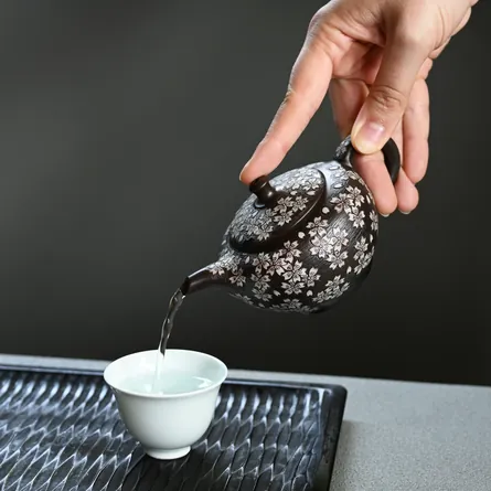 Shun'en Black Marugata Inlay Sakurabori Ushirode Kyusu