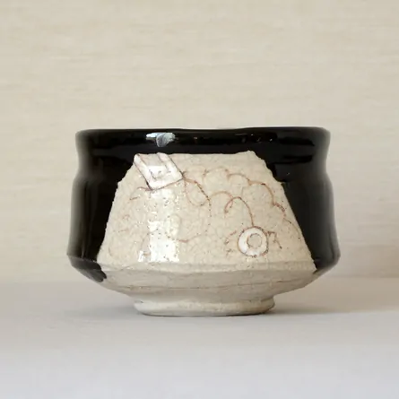 黒織部茶碗　春草作