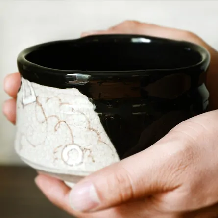 黒織部茶碗　春草作