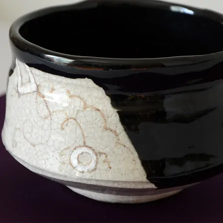 黒織部茶碗　春草作