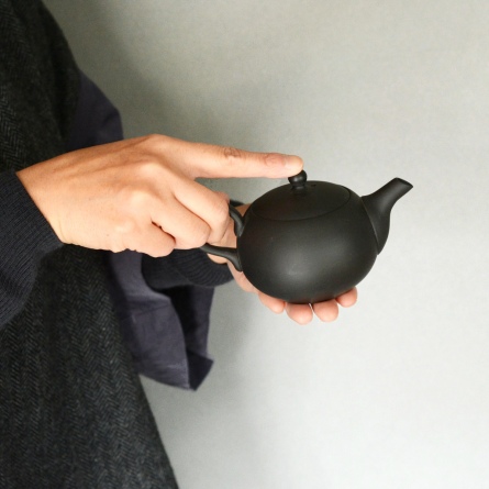 昭萌黒泥後手急須
