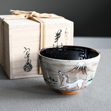 茶碗 灰釉掛分け白馬に富士山絵 茶器＆茶道具 抹茶碗 - Sazen Tea