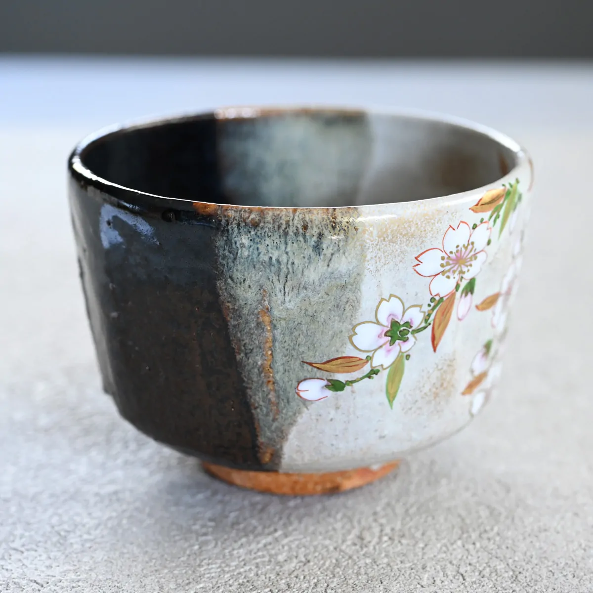 茶碗 灰釉掛分け枝垂桜絵 茶器＆茶道具 抹茶碗 - Sazen Tea