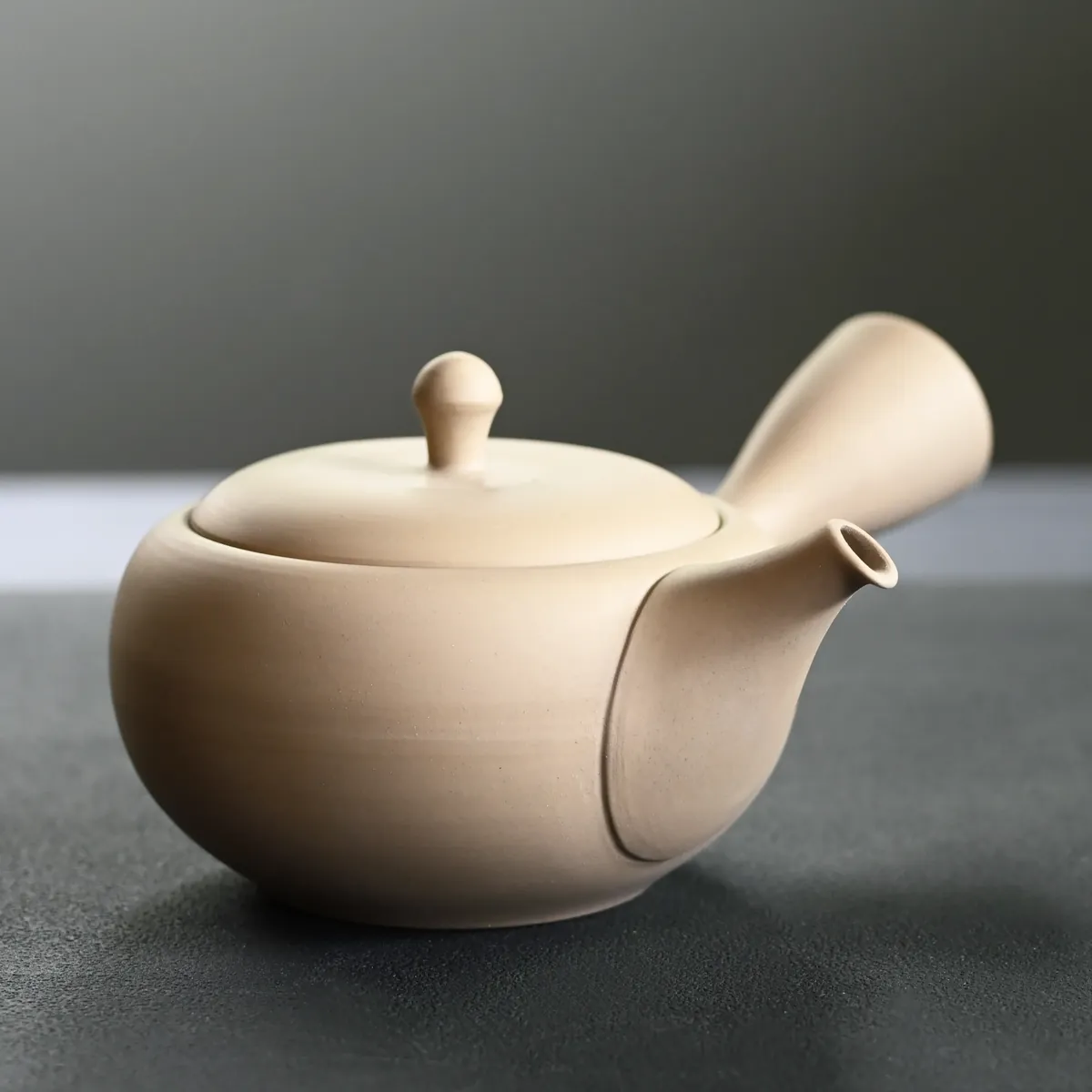 高資白泥いぶし菊丸急須 大 急須 横手急須 - Sazen Tea