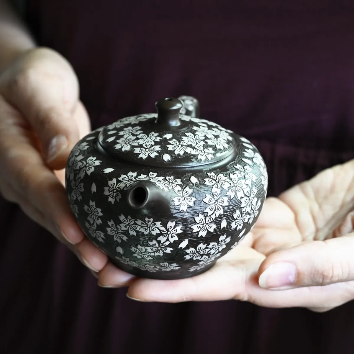 舜園 黒泥丸形印籠総桜彫後手急須 急須 横手急須 - Sazen Tea