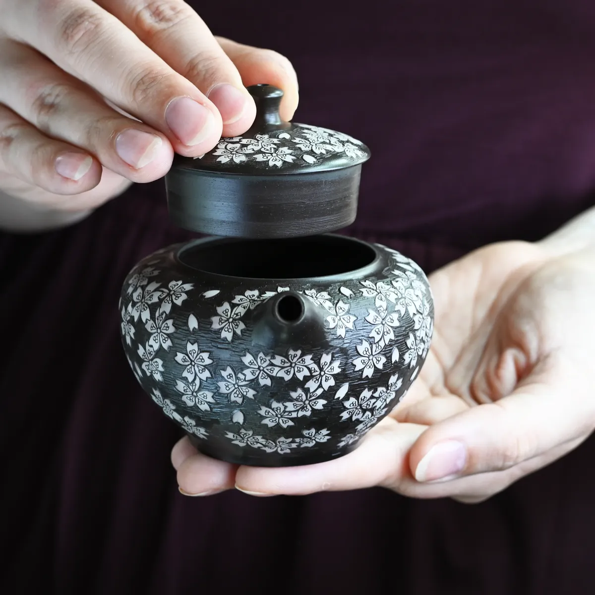 舜園 黒泥丸形印籠総桜彫後手急須 急須 横手急須 - Sazen Tea