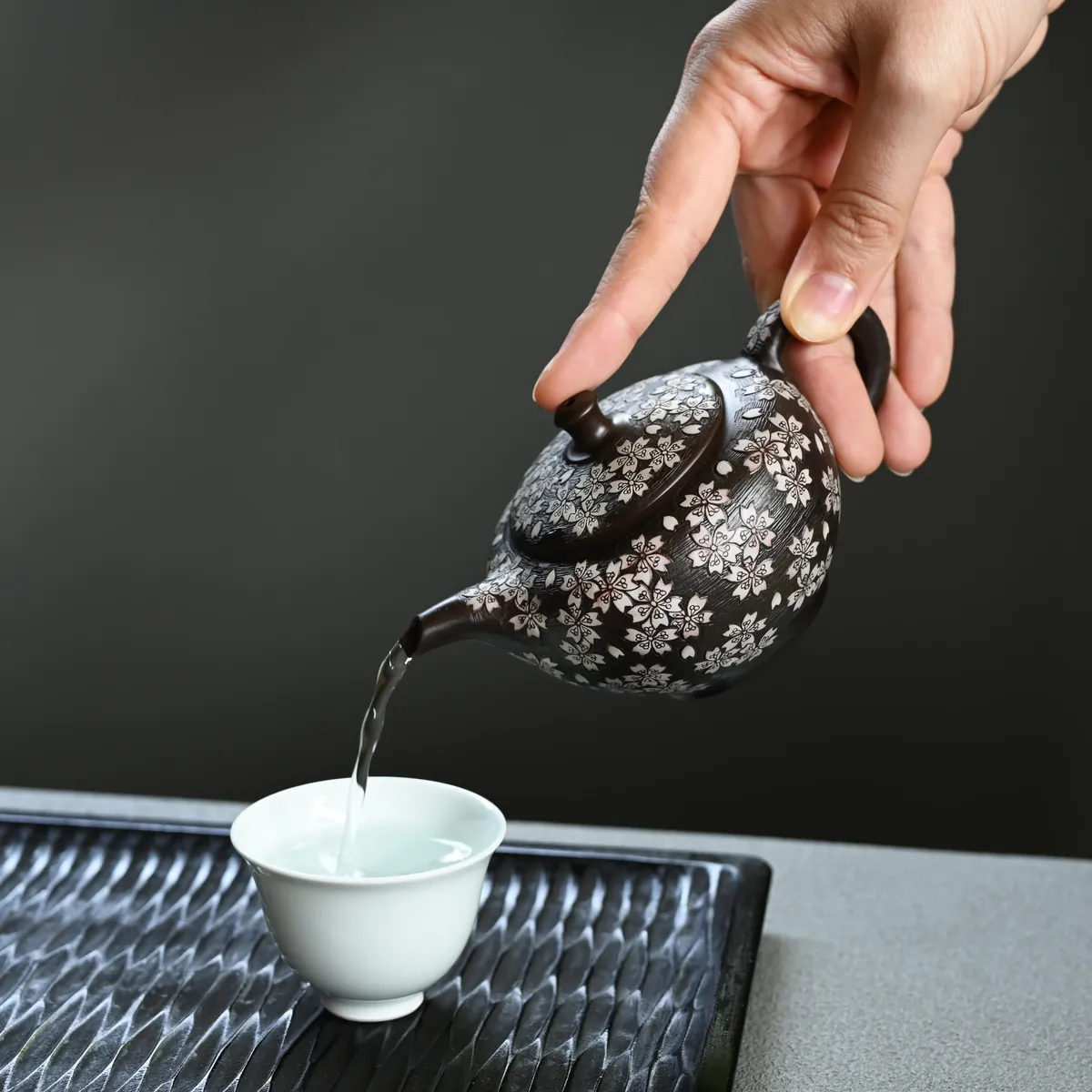 舜園 黒泥丸形印籠総桜彫後手急須 急須 横手急須 - Sazen Tea