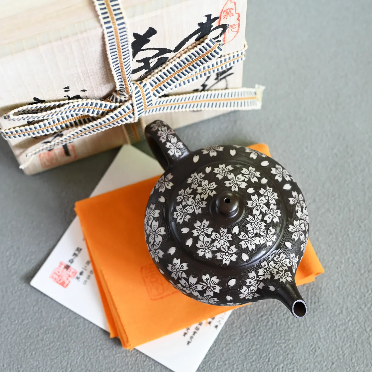 舜園 黒泥丸形印籠総桜彫後手急須 急須 横手急須 - Sazen Tea