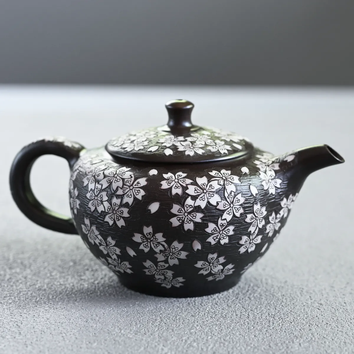 舜園 黒泥丸形印籠総桜彫後手急須 急須 横手急須 - Sazen Tea