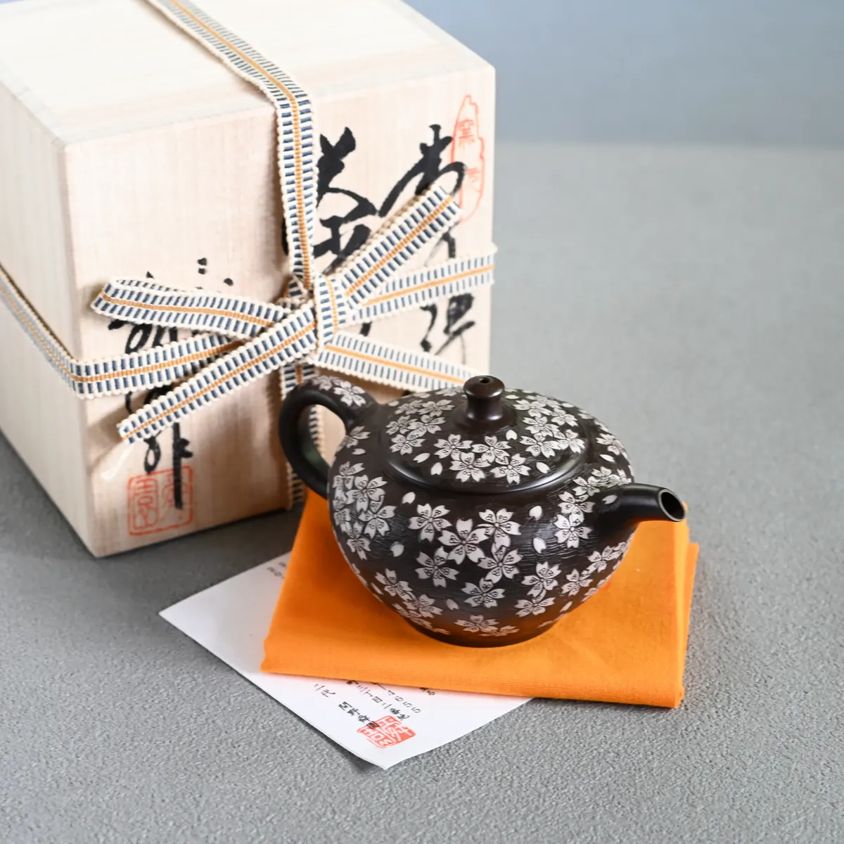 舜園 黒泥丸形印籠総桜彫後手急須 急須 横手急須 - Sazen Tea